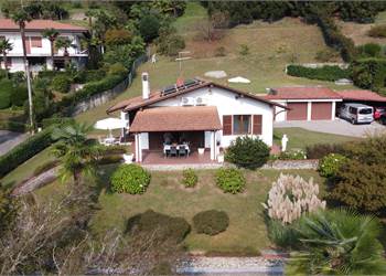 Villa con ampio giardino sulle colline di Arona