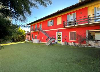 Cascinali restaurati con potenziale ricettivo e residenziale.