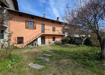 Porzione di casa con giardino